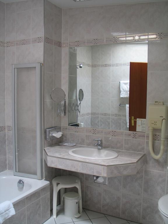 Hotel Roemischer Kaiser Trier Bagian luar foto